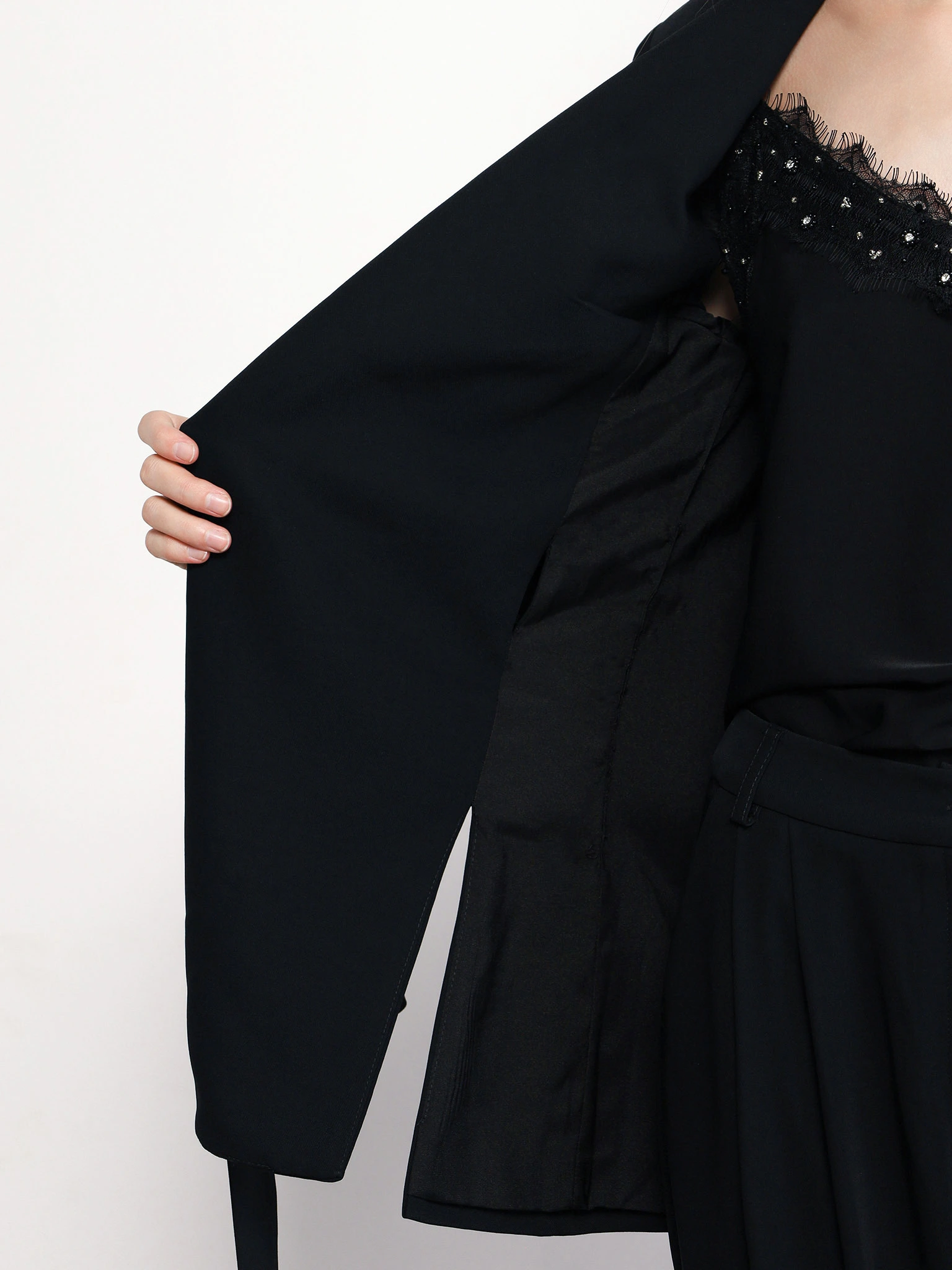 Жакет черного цвета прямого кроя с имитацией карманов